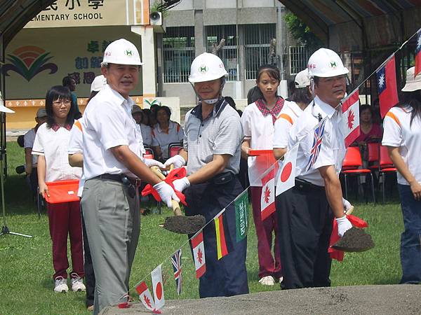 李俊毅委員爭取關廟國小老舊教室改建經費並參加動土典禮.JPG