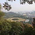 西湖群山分南北系列  這是南高峰 頂上玉皇山 往下望是八卦遺址公園  八卦形 原是南宋皇家籍田