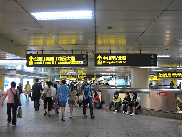 (41) 夜了 还是这么多人 Taipei Busy MRT Station - Even At Night.JPG