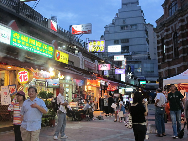 (67) 只有周末才摆摊子 Ximending Bazzar - Only On Weekend.JPG