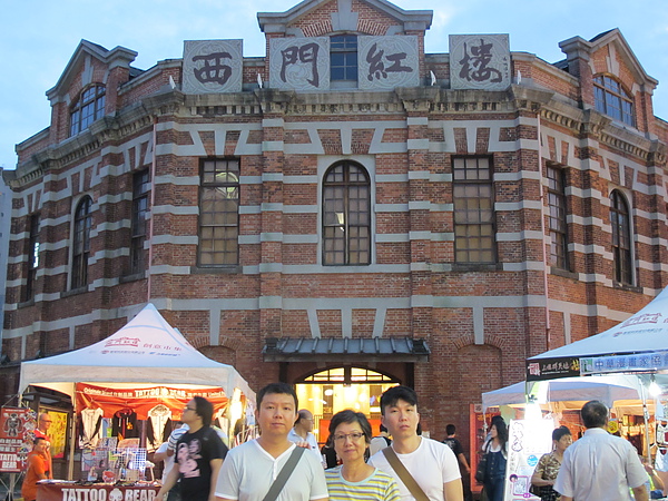 (68) 西门红楼前照相 木吗 Me Posing For Photo In Front Of Red House.JPG