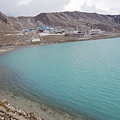 走上Gokyo 3rd Lake 環湖步道，回首Gokyo小鎮！