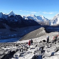 登頂Karapartar前的登山客，奮力向上！