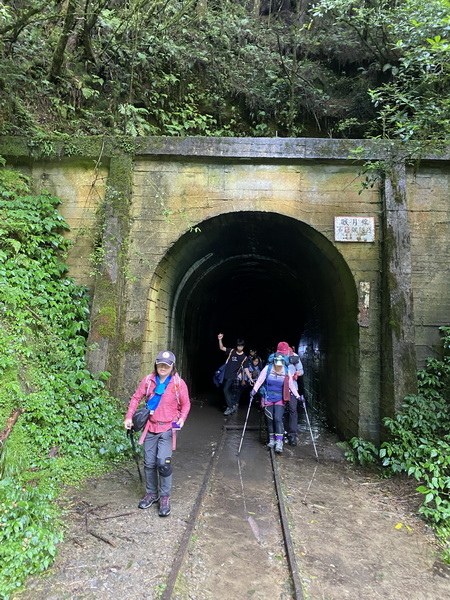 20230822 大塔百登17刷：漫遊塔山月台 仰視塔山奇岩