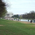 開始向林肯紀念堂前進，右前方是有名的 reflecting pool