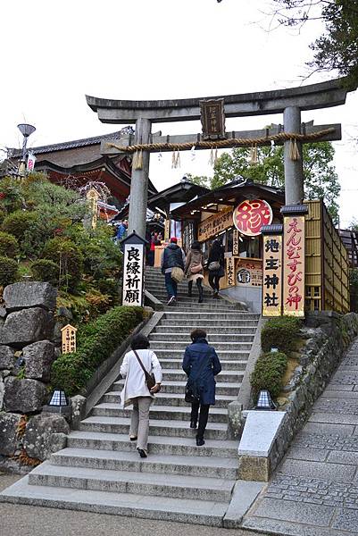 後頭的地主神社可以求良緣