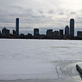 Unbelievable!! MIT 旁的 Charles River 居然結冰了 (對岸是 downtown 高樓)