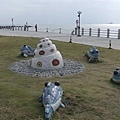 風車公園有許多海中生物的雕塑.. (有位爸爸跑到中間的貝殼上做出便便的姿勢...orz)