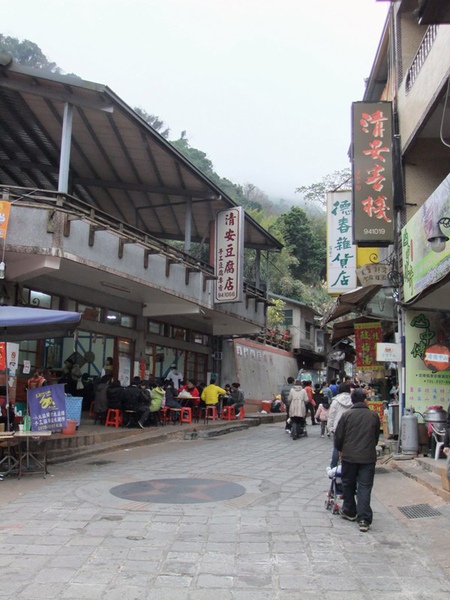 大湖清安豆腐街 (午餐吃太飽.. 我們居然到了清安豆腐街卻沒吃它的臭豆腐...)