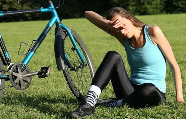 中暑 woman_bicycle_tired.jpg