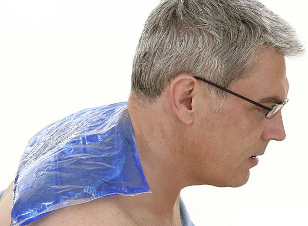 冰袋 man-in-glasses-with-ice-pack-on-shoulders.jpg