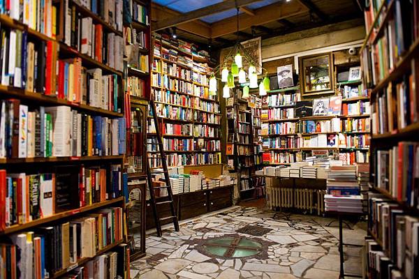 Shakespeare & Company 11-bookstores-from-the-world-you-must-know-4-840x560.jpg