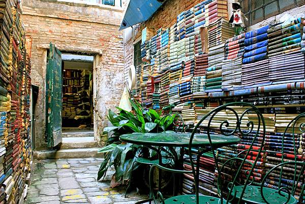 Libreria Acqua Alta 11-bookstores-from-the-world-you-must-know-6.jpg