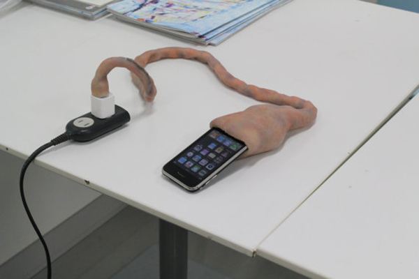 臍帶充電器 japan-art-grow-cable-for-iphone_00.jpg