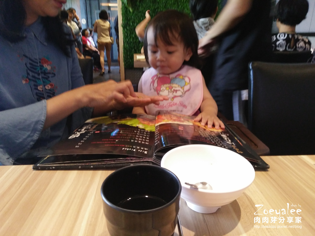 東街日本料理 (18).jpg 東街日本料理竹北文平店合菜用餐客人美女與可愛的小女孩@肉肉芽分享家