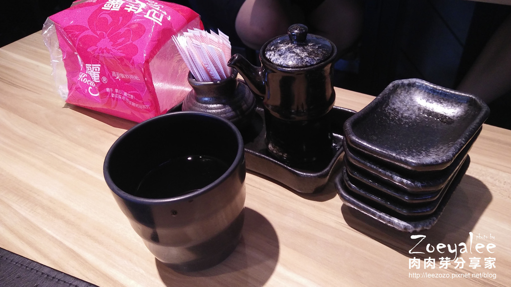 東街日本料理 (19).jpg 東街日本料理竹北文平店桌上醬料及醬料盤.牙籤.衛生紙 @肉肉芽分享家