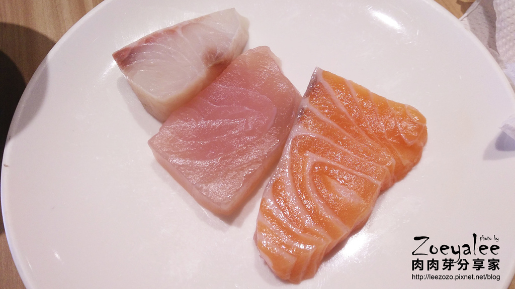 東街日本料理 (27).jpg 東街日本料理竹北文平店合菜餐點生魚片有鮭魚旗魚跟紅甘,每片都切的又肥又大快@肉肉芽分享家