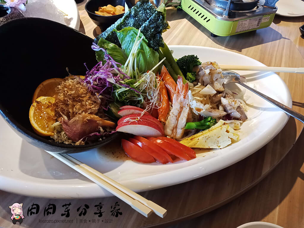 東街日式創意料理竹北店合菜無菜單料理的餐點-冷盤沙拉，有鴨胸、魷魚、鮮蝦、玉子燒、甜蘋果、蘆筍