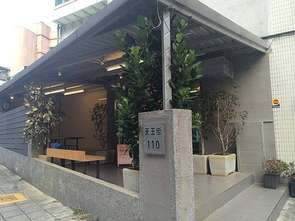 Goodman Roaster Cafe 入口處座位