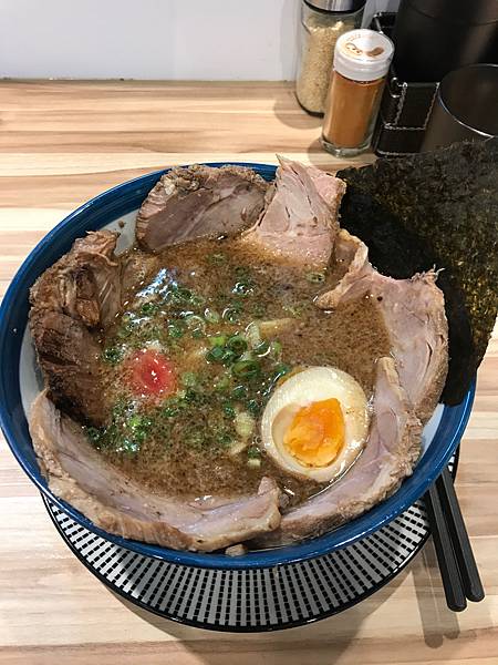 拉麵 新竹 竹北 Hiro'sらあ麵Kitchen 黑蒜叉燒拉麵 350元