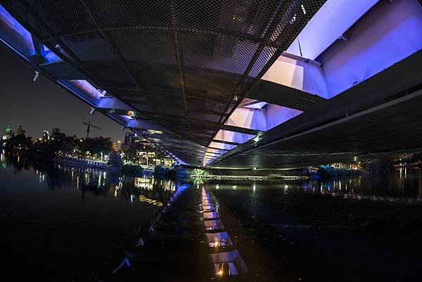 魚眼鏡頭180度的變形中都願景橋夜景