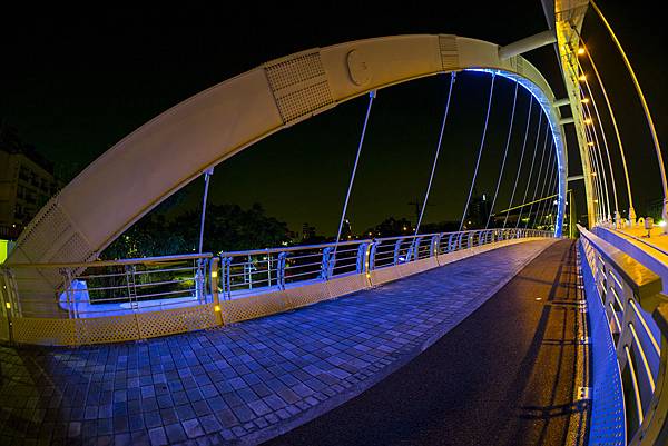 魚眼鏡頭180度的變形中都願景橋夜景