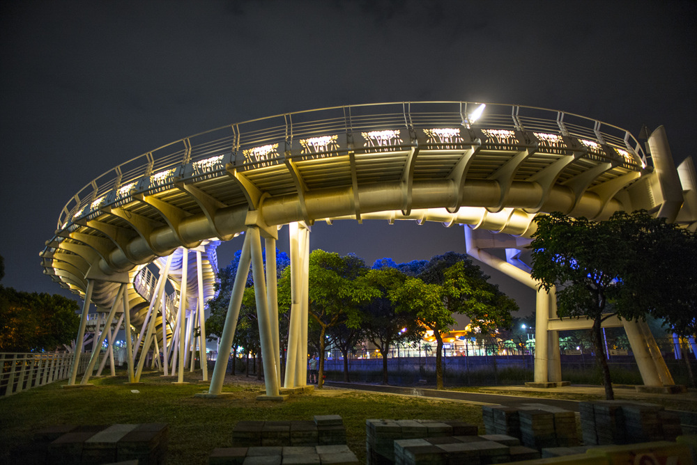 LEICA Summilux-M 21mm f%2F1.4 ASPH 廣角之王%26;左營翠華路自行車天橋夜景記錄