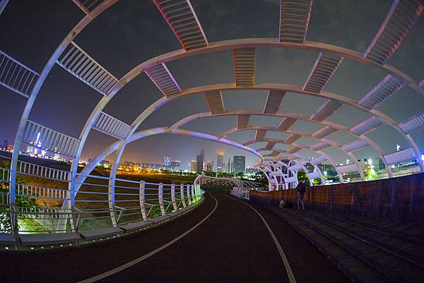 高雄前鎮之星腳踏車道銘匠光學TTArtisan 11mm f2.8夜拍