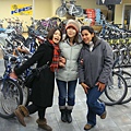 趁著今天沒下雨,與日本同學Tomo,墨西哥同學Karla到Stanley park騎腳踏車.JPG