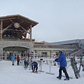 山頂遊客休息站前還有滑雪板及雪橇的擺放處.JPG