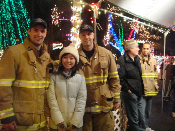 遇到了消防隊員正在做募捐,,,這裡的打火兄弟真的都長的高又帥咧.JPG