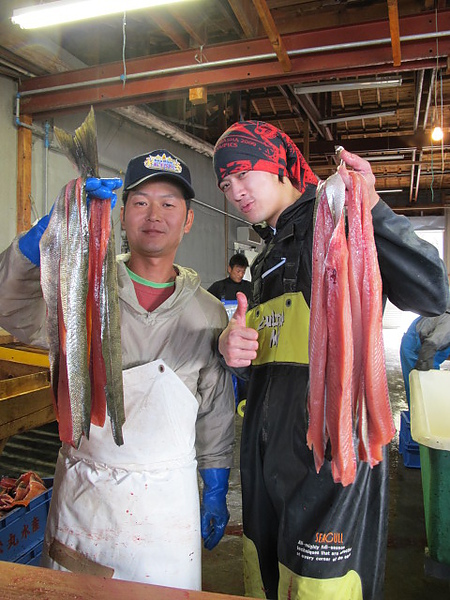 切成條狀鮭魚肉拿去曬乾就是船長從小吃到大的零食