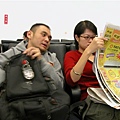 很一般候機旅客的看著報紙