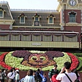 迪士尼樂園內的花園廣場及列車