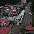 小火車進站...為了我們的拍攝..影響到許多乘客...真是不好意思喔~~