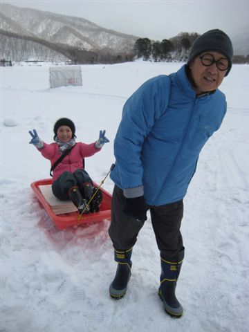 兩人在雪地玩的很開心....