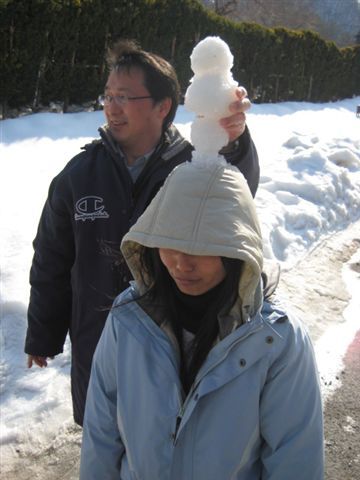 沒想到來觀光的阿布桑也加入堆雪人行列....我的命~~