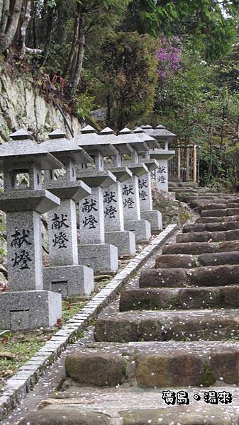 前往山上神社的步道...很莊嚴的fu