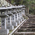 前往山上神社的步道...很莊嚴的fu