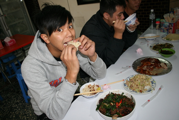 異軍突起..打敗嘉義地區的火雞肉飯霸主的〝烤鴨飯〞....