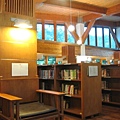 溫馨的二樓圖書館....