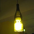 老麥利用廢棄酒瓶..研究很久才完成的酒瓶燈