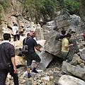 辛苦的攝影班搬著超重的機器穿梭在岩石間...