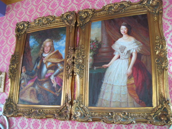 隱居在埔里的國王和皇后畫像...感覺的出來..城堡主人很自戀...
