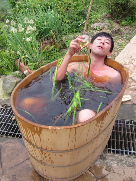 在好山好水好蔥花的環境包圍下...善為享受著男生女生搶著泡的藥草浴....