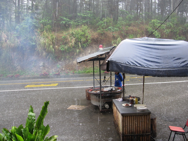 老天爺真的給我下起了大雨...無數次的停拍..搶拍..停拍..搶拍...