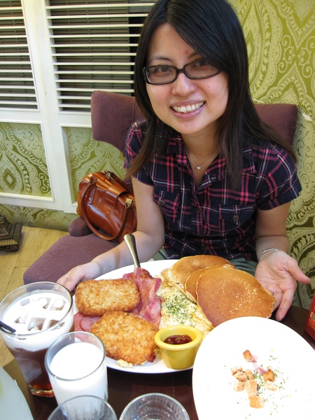 雅婷的鬆餅套餐..感覺比我更大盤...哪吃的完...