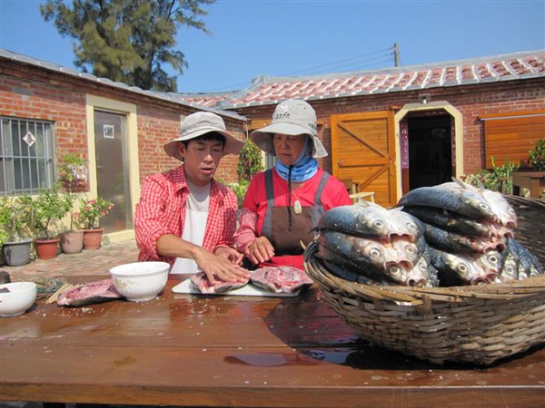 爲了做虱目魚乾..弄得滿手血..不知是虱目魚的血還是善為的血...