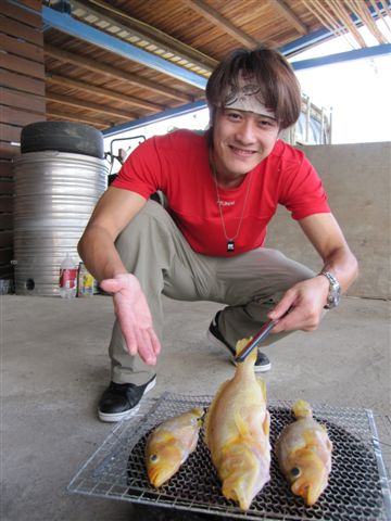 另外一種台灣目前也沒有人養的櫻花石斑魚...大哥說用烤的最好吃!!