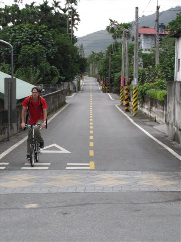 騎著單車穿梭在巷弄間..超舒服...